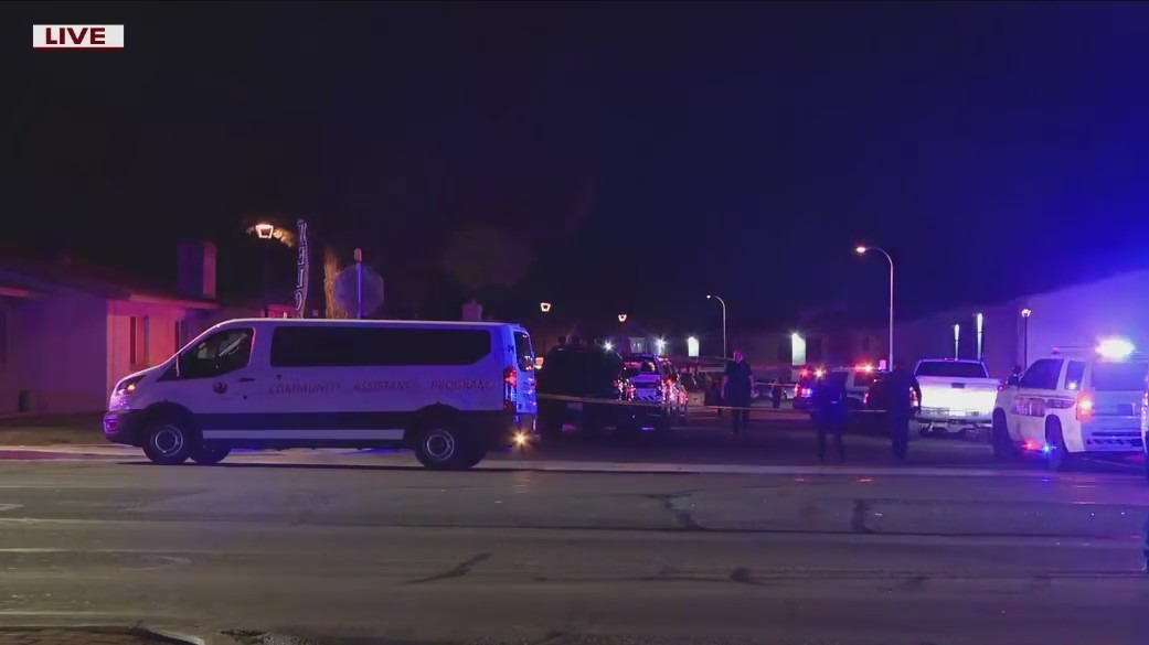 Phoenix police shoot, kill man armed with knife during west Phoenix apartment fight