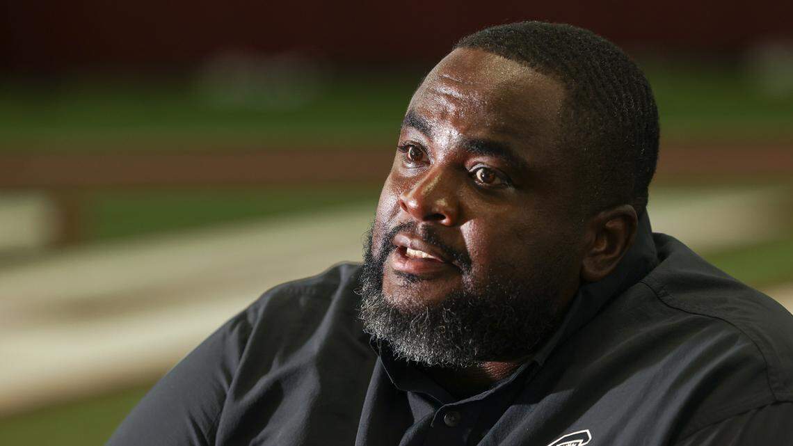 South Carolina Fires Offensive Line Coach Lonnie Teasley Amid Struggles